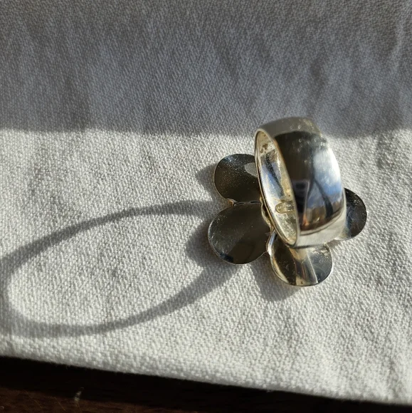Italian Sterling Silver Flower Ring - Picture 4 of 6